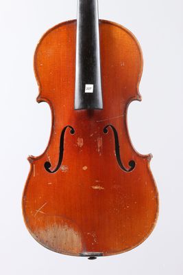 un vieux violon suspendu à une ficelle sur un fond blanc