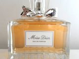 un flacon de parfum orné d'un nœud, posé sur une table