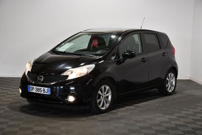 une photo d'une voiture noire garée dans une pièce