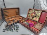 une boîte en bois contenant un jeu