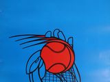 une balle de tennis à l'arrière d'une raquette de tennis