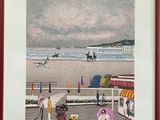 tableau représentant une scène de plage avec des parasols et des personnes sur la promenade
