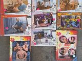 tout un tas d'affiches de films différentes par terre