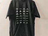 un t-shirt noir avec une inscription blanche, suspendu à un cintre