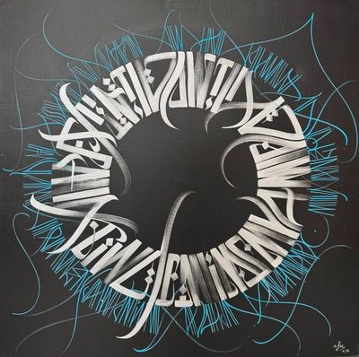 une peinture représentant un cercle noir et blanc sur lequel figure une inscription en bleu
