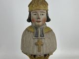 figurine en bois représentant un homme coiffé d'une couronne