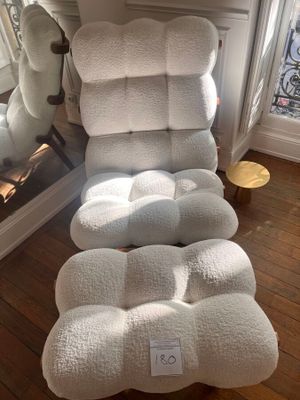 une chaise blanche placée devant un miroir