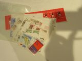 l'ombre d'une personne tenant une paire de ciseaux à côté d'une pile de timbres