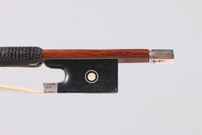 gros plan d'un archet de violon sur fond blanc