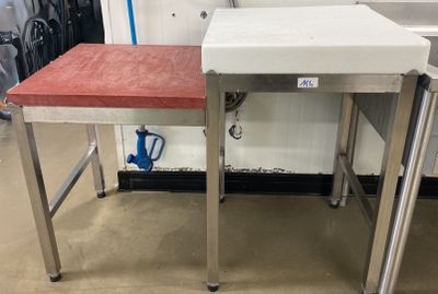un lavabo et une table dans une pièce