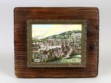 cadre en bois avec, en arrière-plan, une peinture représentant une ville