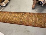 un long tapis posé à même le sol dans une pièce
