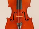 gros plan d'un violon avec un archet sur fond blanc