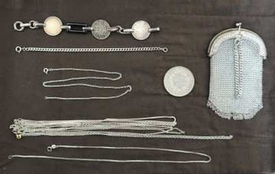 beaucoup d'objets en argent posés sur une table