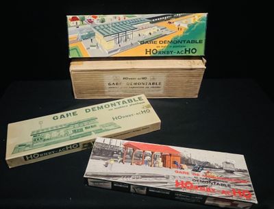 trois boîtes de télécommandes de jeux posées sur une table noire