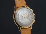 une image représentant une montre-bracelet en or avec des chiffres romains