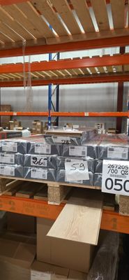 de nombreux cartons sur les étagères de l'entrepôt