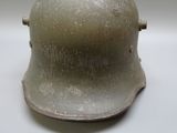un casque posé sur une table blanche, sur fond blanc