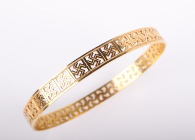 un bracelet en or orné d'une croix
