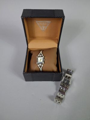 une montre dans une boîte contenant une montre