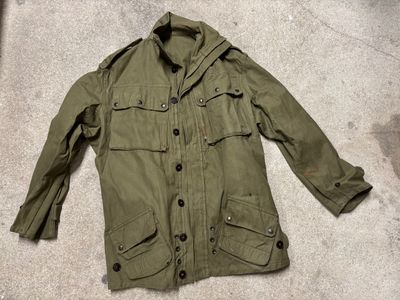 une photo d'une veste militaire posée par terre