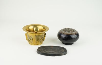 deux petits vases et une pièce de monnaie posés sur une surface blanche