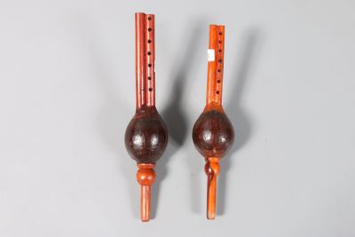 une paire d'instruments de musique chinois sur fond gris