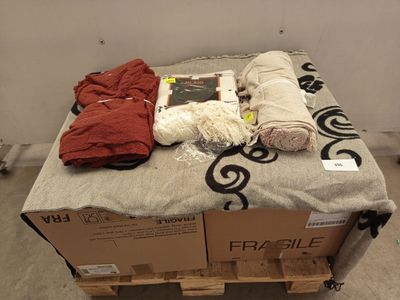 un lit recouvert d'une couverture, dans une chambre