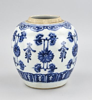 vase bleu et blanc orné de fleurs et de vrilles sur fond blanc