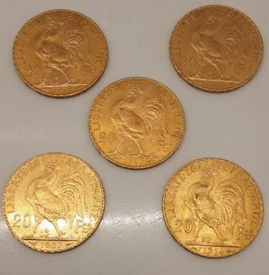 quatre pièces d'or portant l'image d'un homme et d'une femme