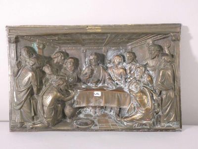 une sculpture en métal représentant un groupe de personnes assises à une table