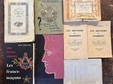 Plusieurs vieux livres sont posés sur une table en bois