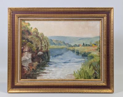 une peinture à l'huile représentant une rivière avec des collines en arrière-plan