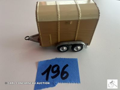 un camion miniature posé à côté d'une feuille de papier
