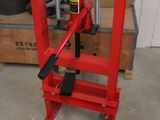 une machine rouge qui se trouve dans un garage