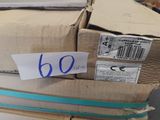 une pile de cartons sur lesquels est apposée une étiquette de prix