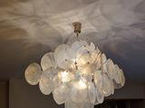 un lustre composé d'assiettes en plastique suspendues au plafond