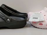 deux paires de chaussures d'enfants posées sur une table
