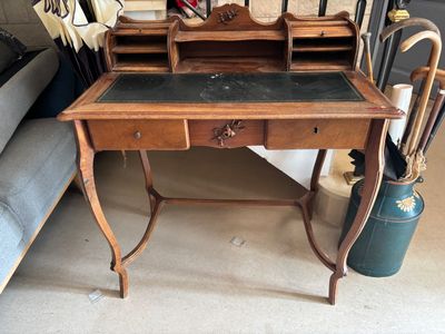 un petit bureau avec un plateau noir et une chaise