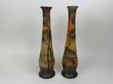 deux vases décorés d'arbres, posés sur une table