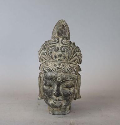 CHINE, FIN DE LA PÉRIODE MING Tête de déesse En calcaire, co…