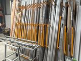 de nombreux types d'objets métalliques dans un entrepôt