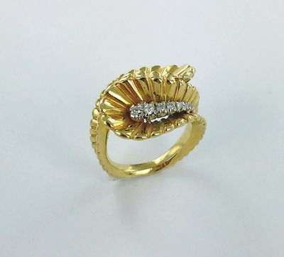 Gros plan sur une bague en or ornée de diamants