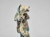 un gros plan d'une sculpture représentant un ours sur une surface blanche