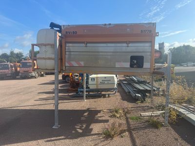 une photo d'un camion garé sur un parking