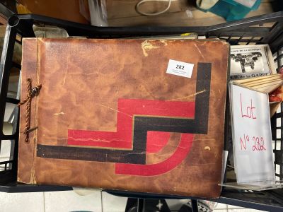 une valise marron ornée d'un logo rouge et noir