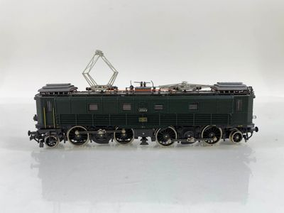un petit train posé sur une surface blanche