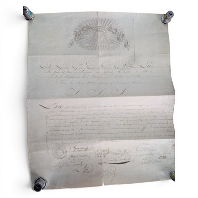 un bout de papier sur lequel il y a quelque chose d'écrit, accroché au mur