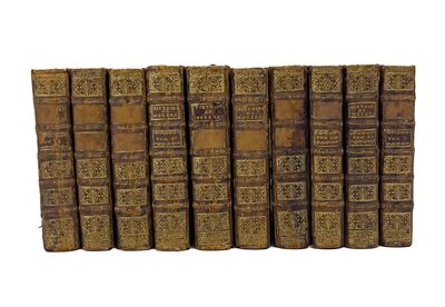 une pile de vieux livres posés les uns sur les autres