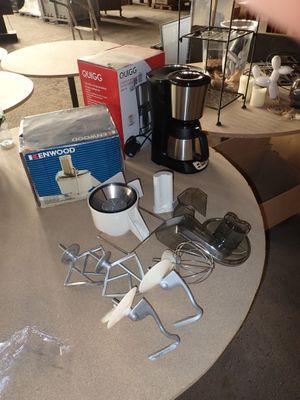 une table sur laquelle se trouvent une cafetière et d'autres objets